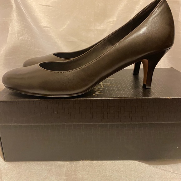 Cole Hann Rounded Heels - Picture 1 of 6
